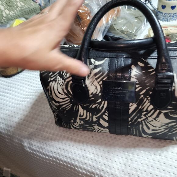 L.A.M.B. BY GWEN STEFANI DESIGNER ZEBRA BARREL BAG - Picture 12 of 13